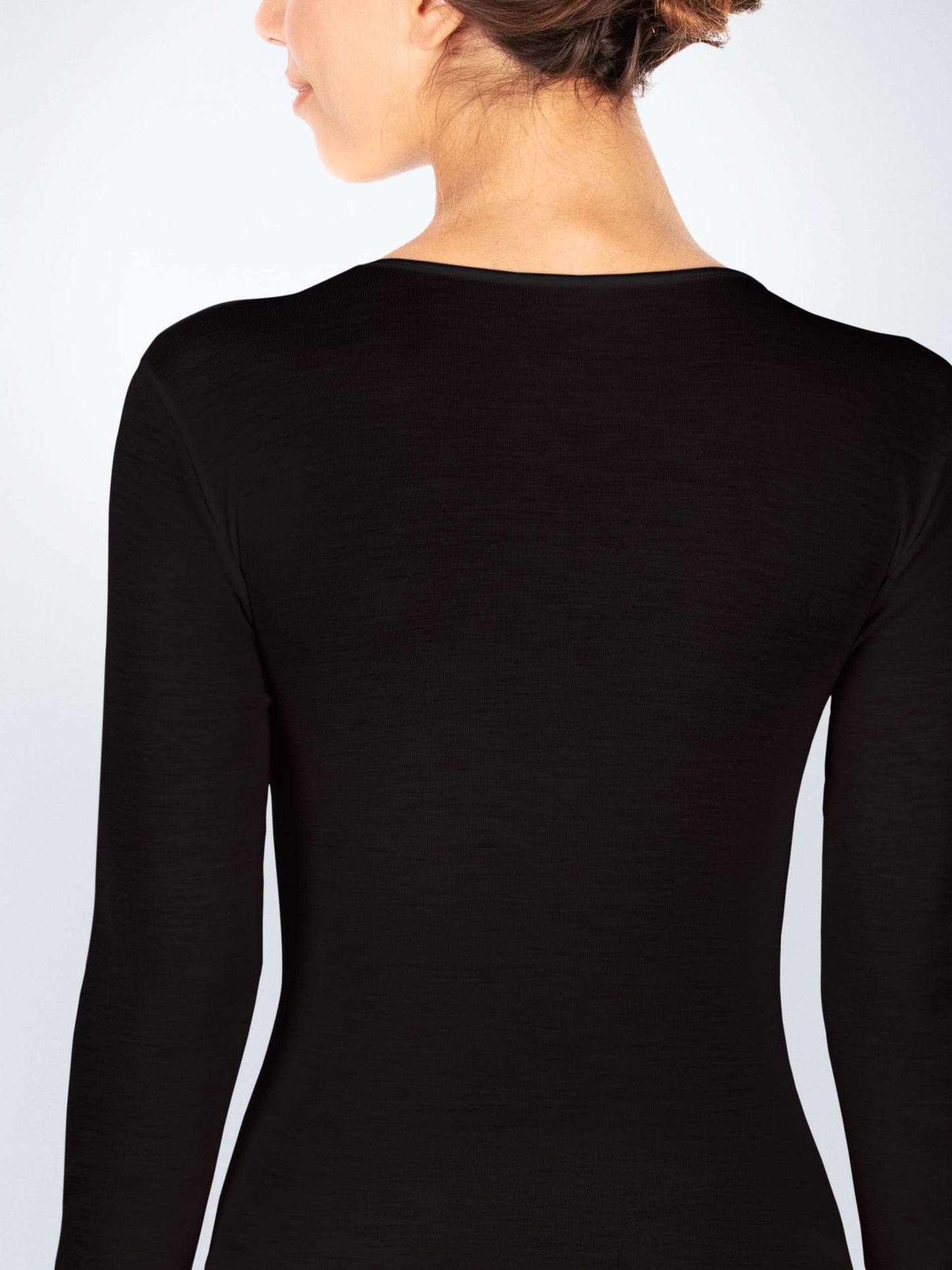 T-shirt manica lunga in lana e microfibra. Sottile e calda ideale per mantenere la temperatura corporea nella stagione fredda.