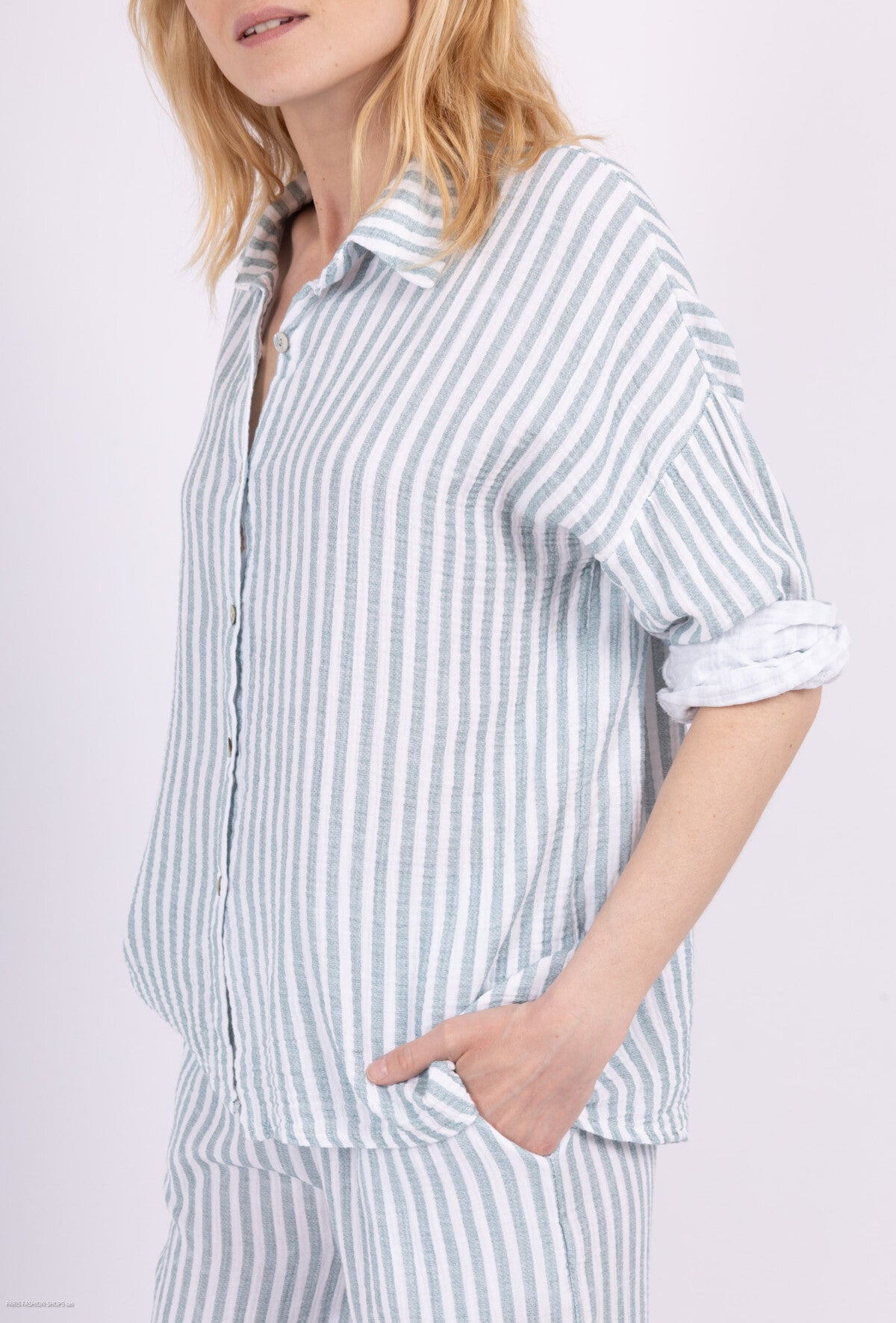Camicia aperta rigata con bottoni in 100% cotone