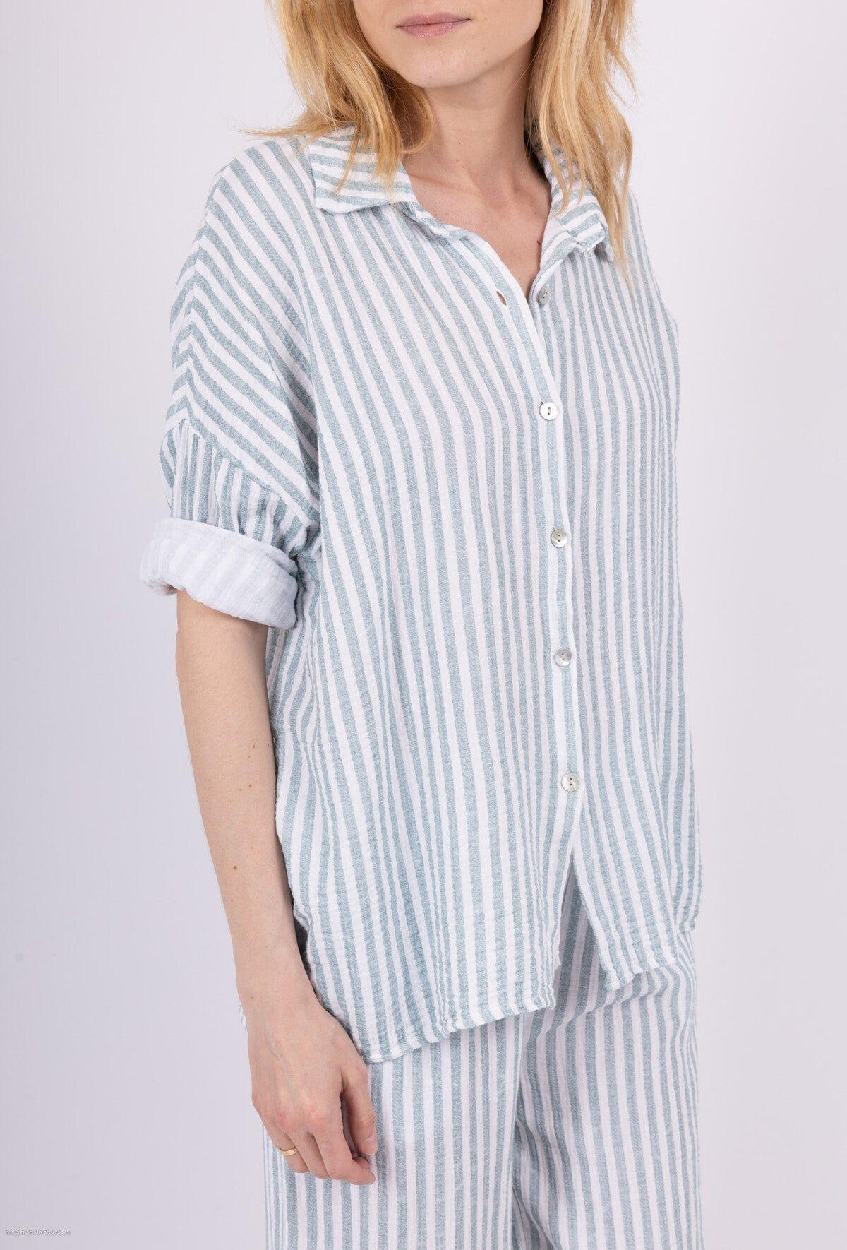 Camicia aperta rigata con bottoni in 100% cotone