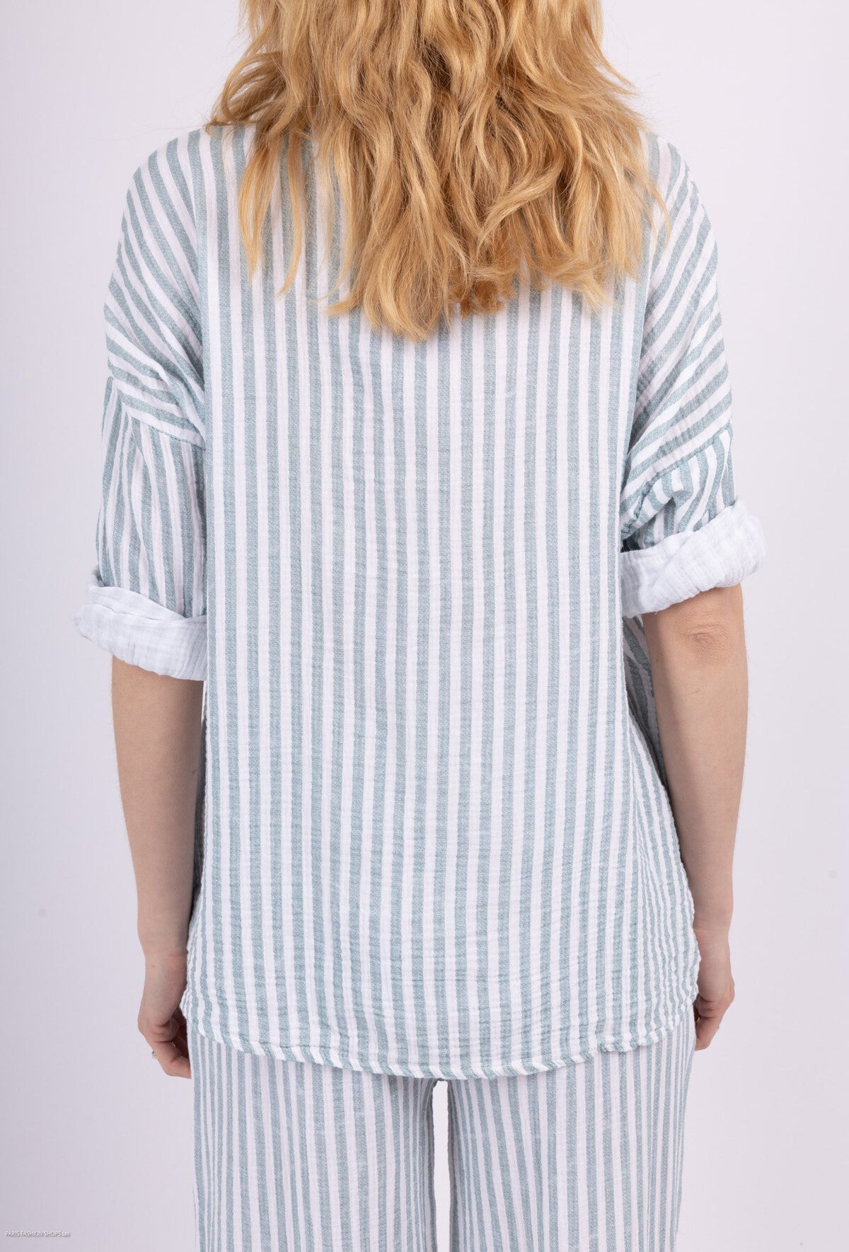 Camicia aperta rigata con bottoni in 100% cotone