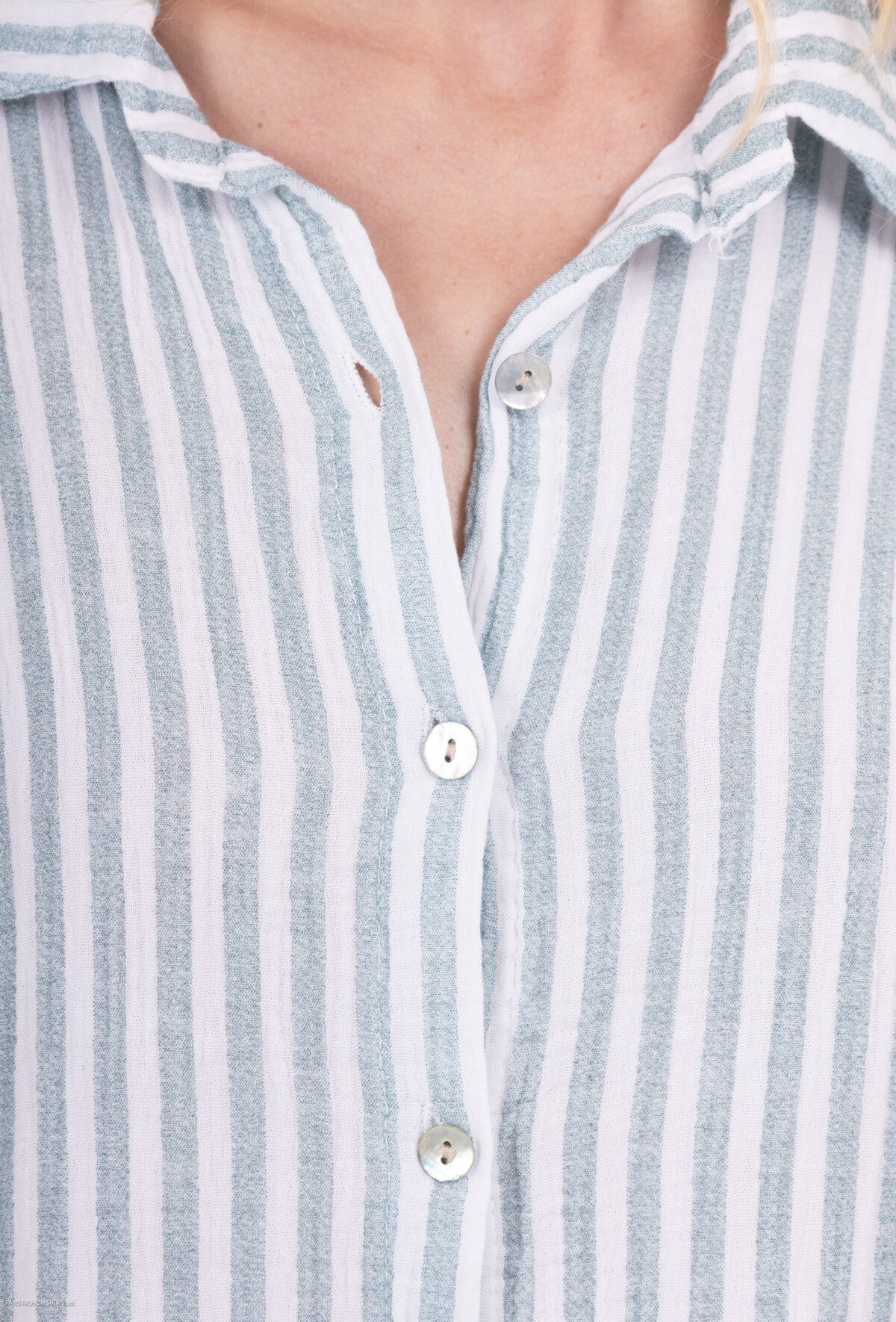 Camicia aperta rigata con bottoni in 100% cotone