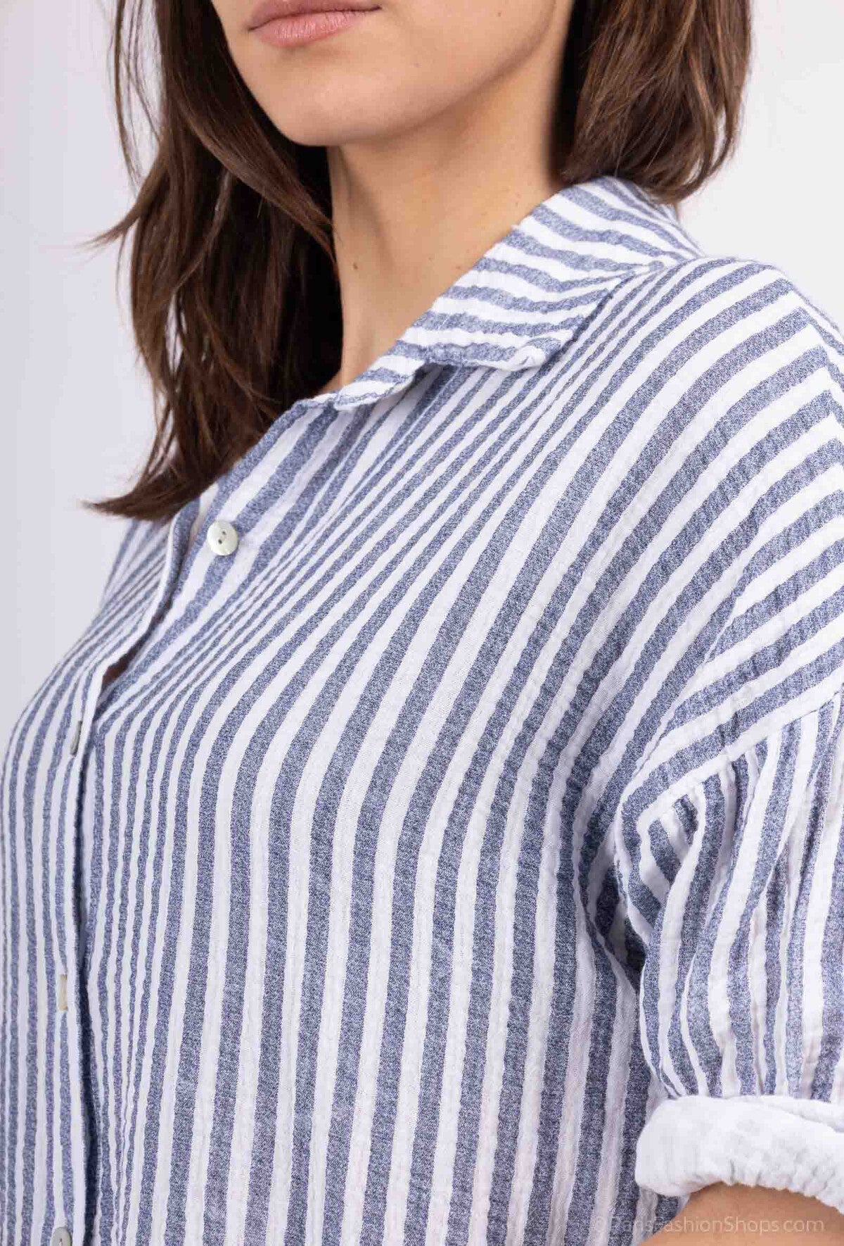 Camicia aperta rigata con bottoni in 100% cotone
