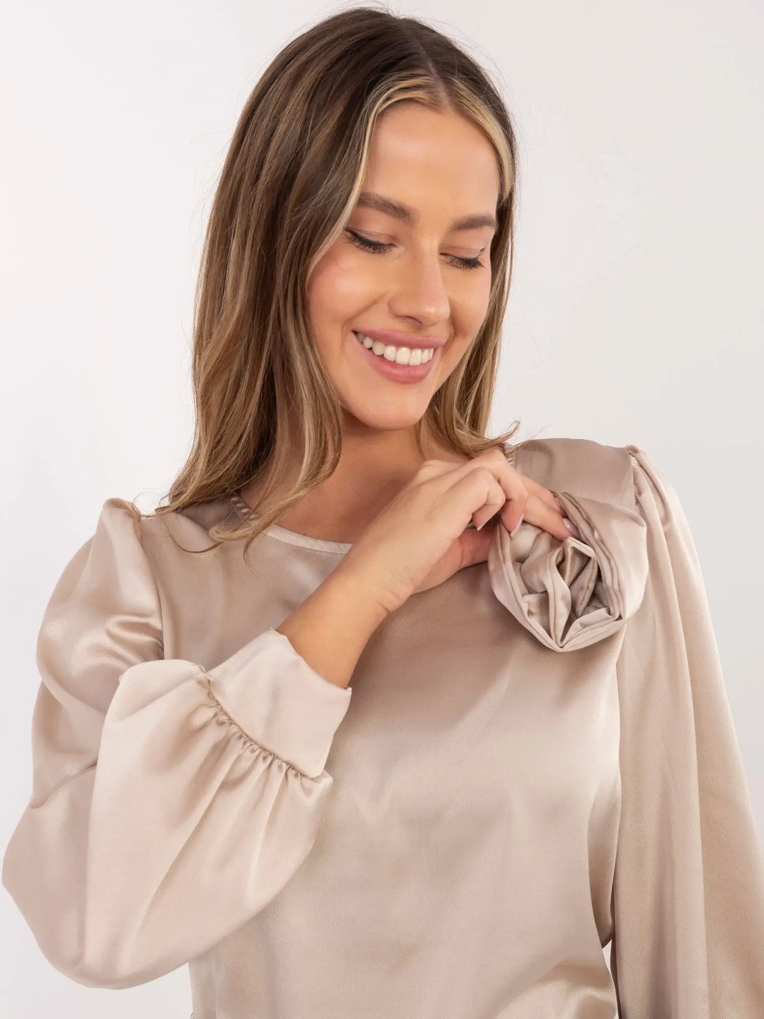 L’Eleganza del Satin: Come Indossare Gonne e Camicie Satin