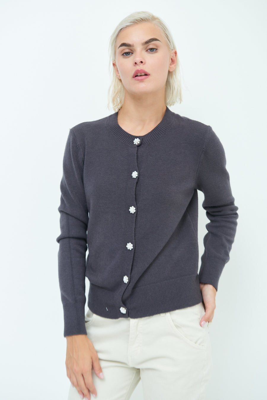 Cardigan girocollo con bottoni perline