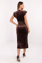 Abito elegante aderente con spalline imbottite e scollo