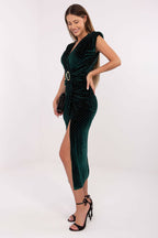 Abito elegante aderente con spalline imbottite e scollo