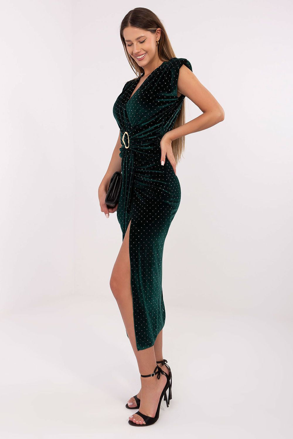 Abito elegante aderente con spalline imbottite e scollo