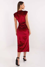 Abito elegante aderente con spalline imbottite e scollo