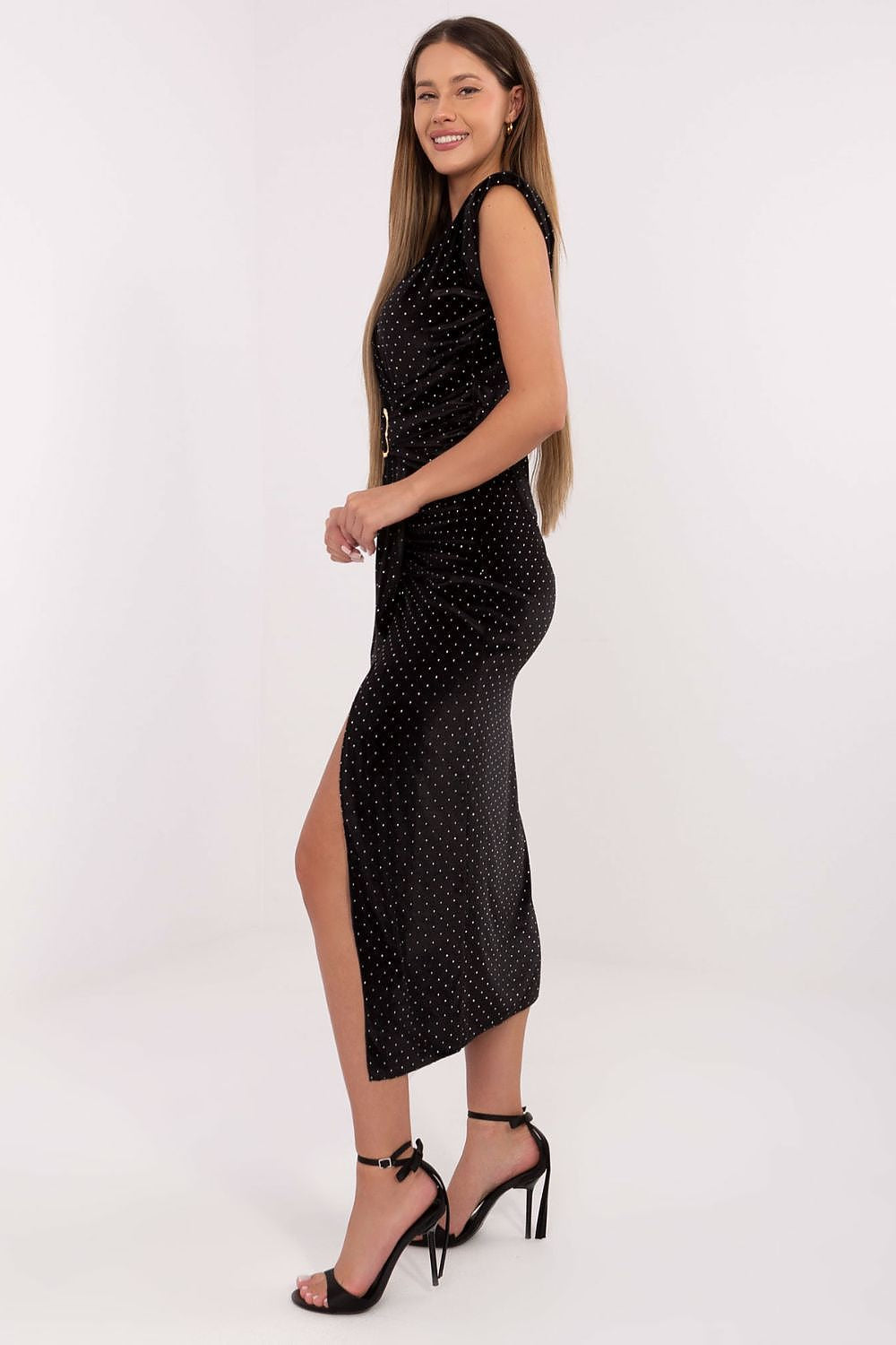 Abito elegante aderente con spalline imbottite e scollo