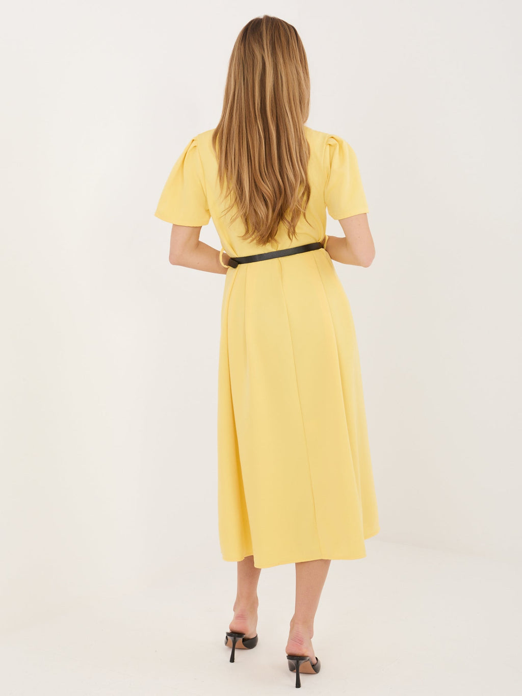 Abito Midi Elegante a Ruota con Cintura e Dettagli