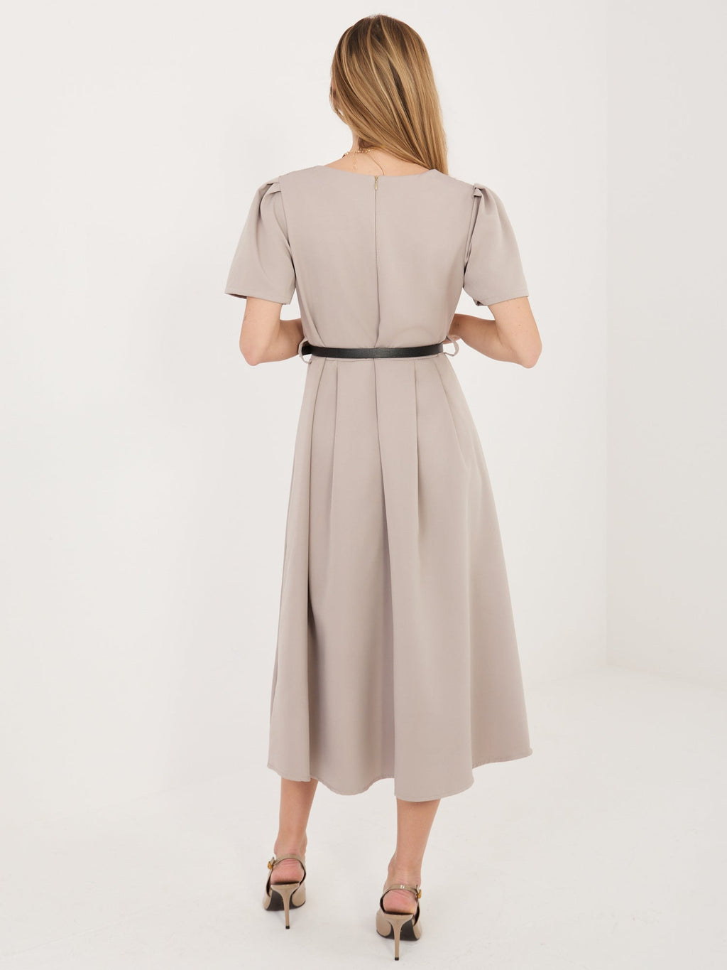 Abito Midi Elegante a Ruota con Cintura e Dettagli