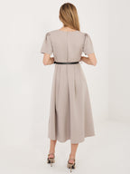 Abito Midi Elegante a Ruota con Cintura e Dettagli