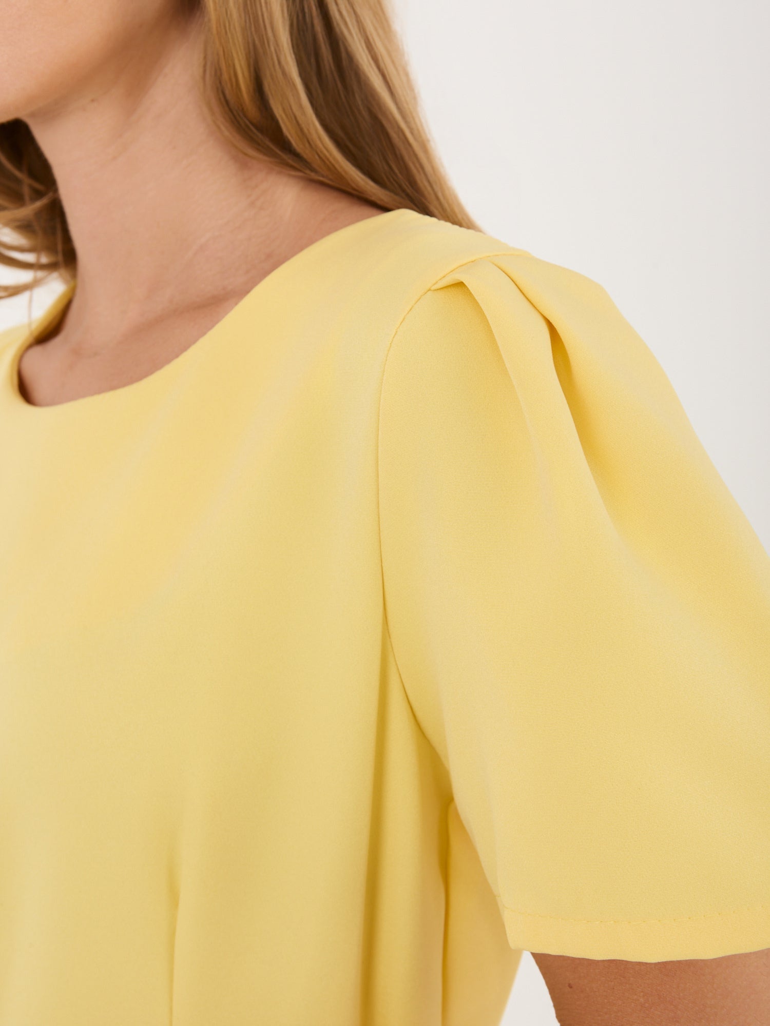 Abito Midi Elegante a Ruota con Cintura e Dettagli