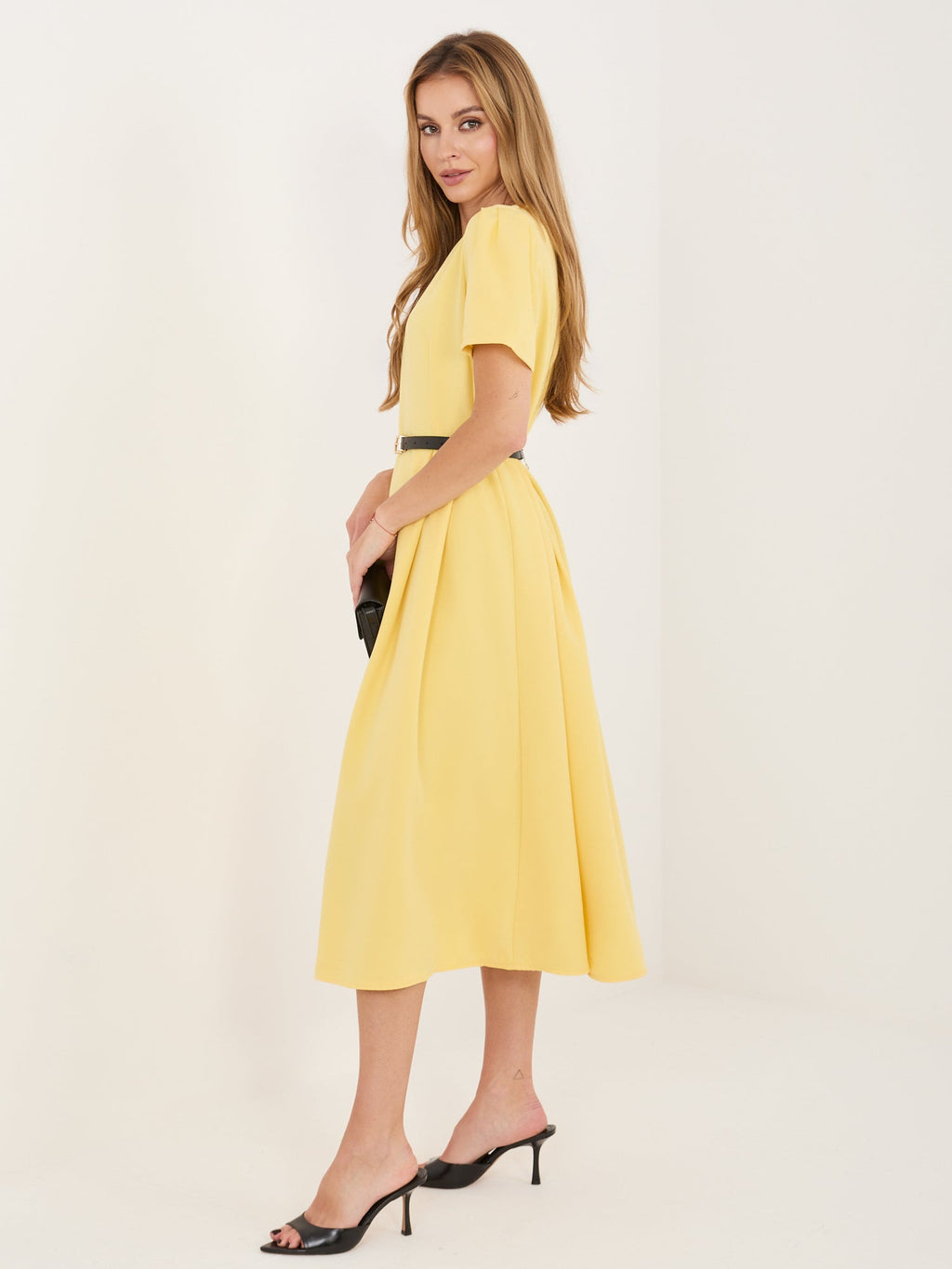 Abito Midi Elegante a Ruota con Cintura e Dettagli