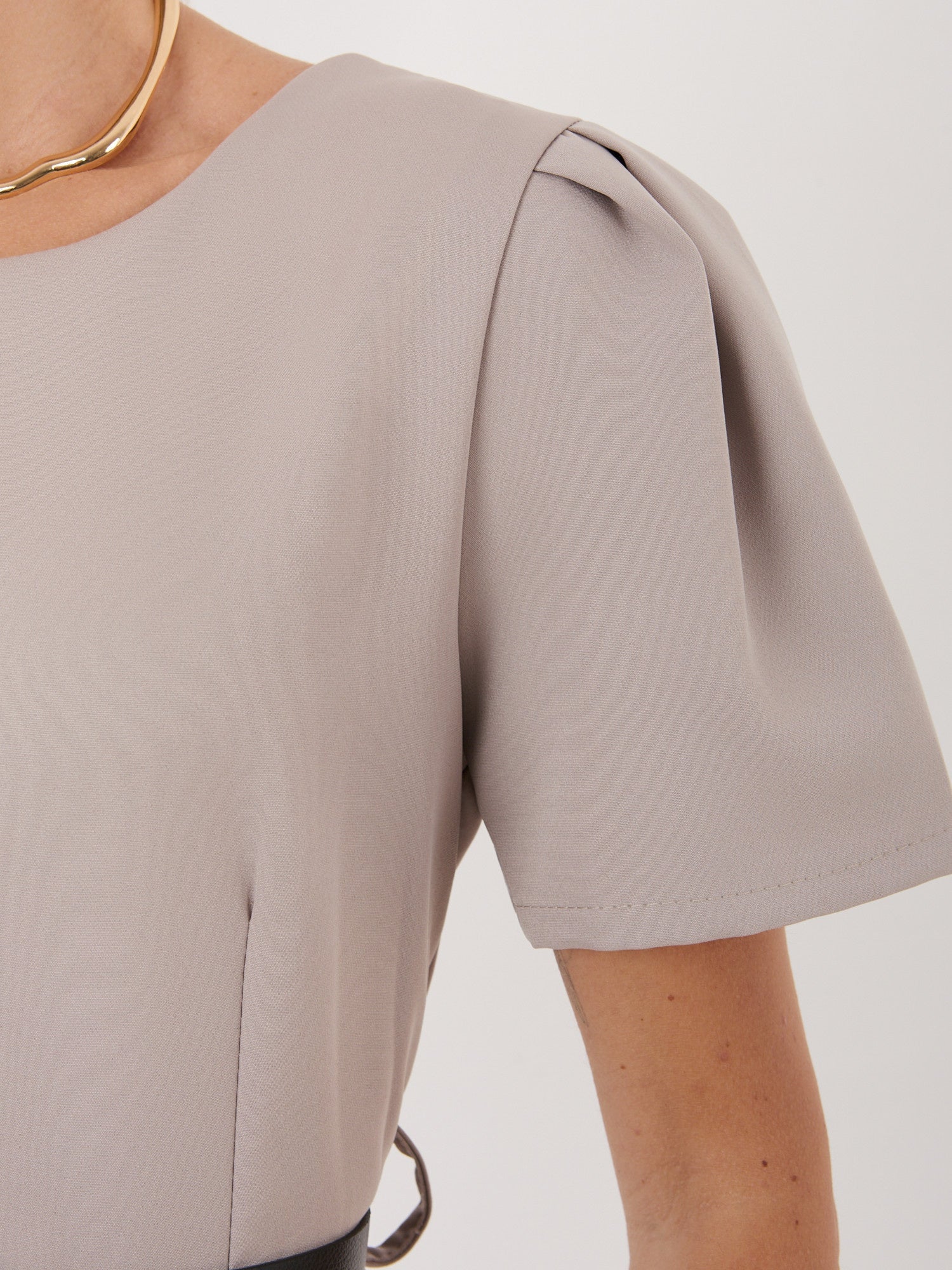 Abito Midi Elegante a Ruota con Cintura e Dettagli