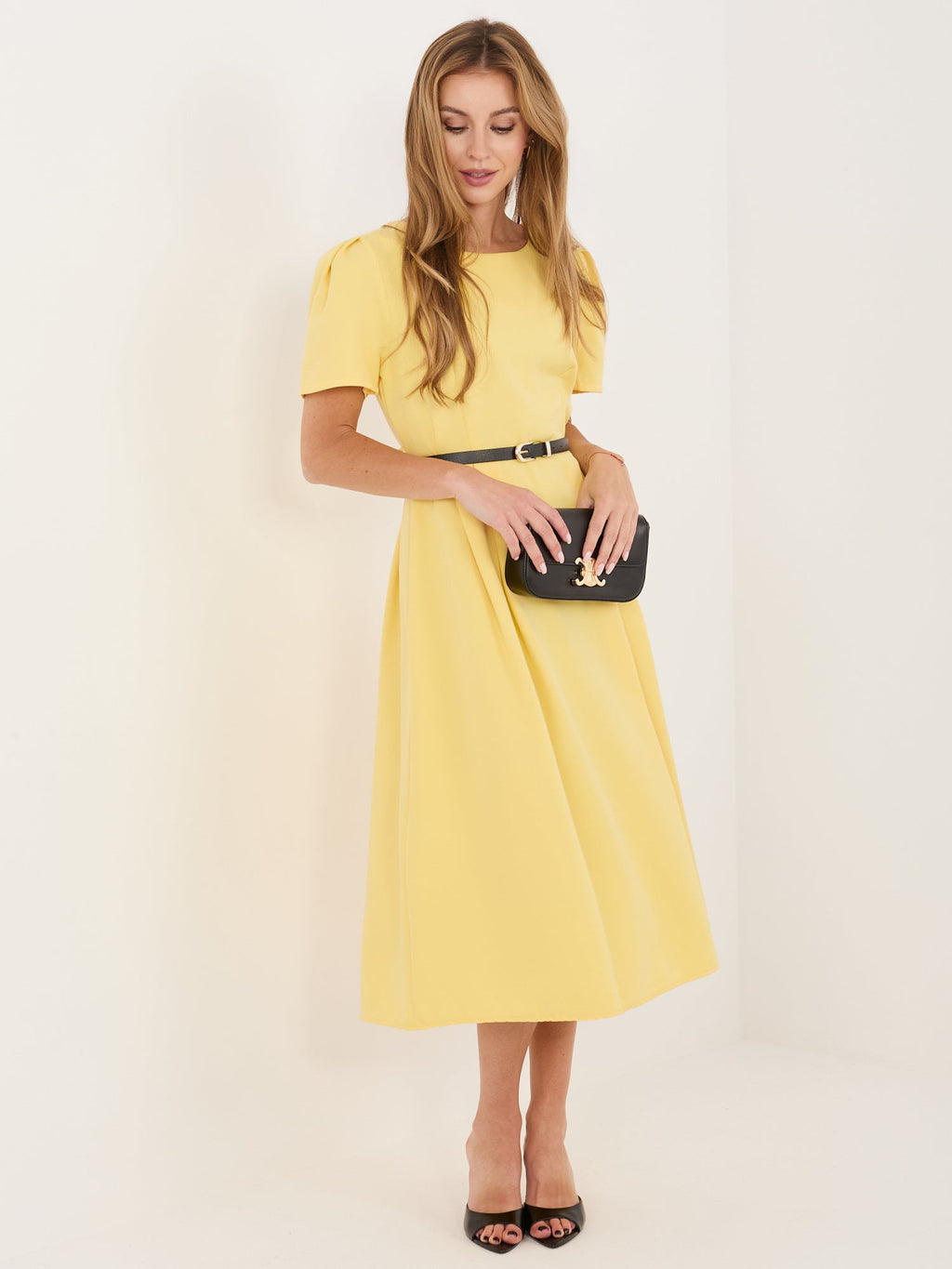 Abito Midi Elegante a Ruota con Cintura e Dettagli