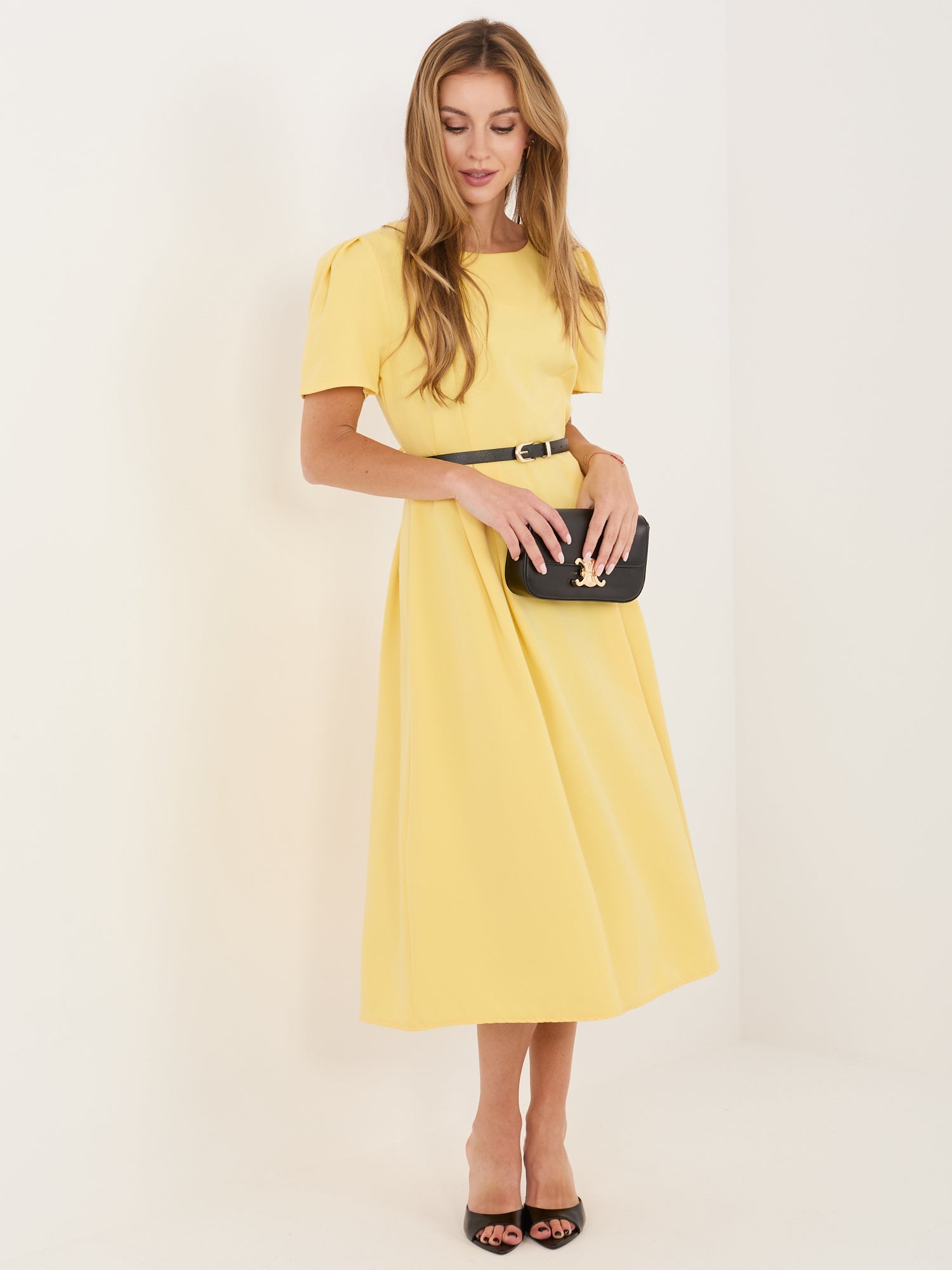 Abito Midi Elegante a Ruota con Cintura e Dettagli