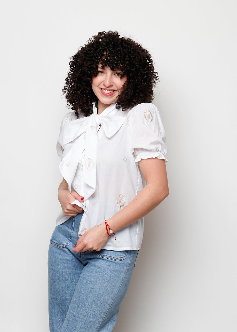 Blusa in cotone con fiocco con ricami colore beige