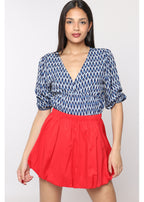 Blusa stampata con scollo a V