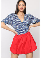 Blusa stampata con scollo a V