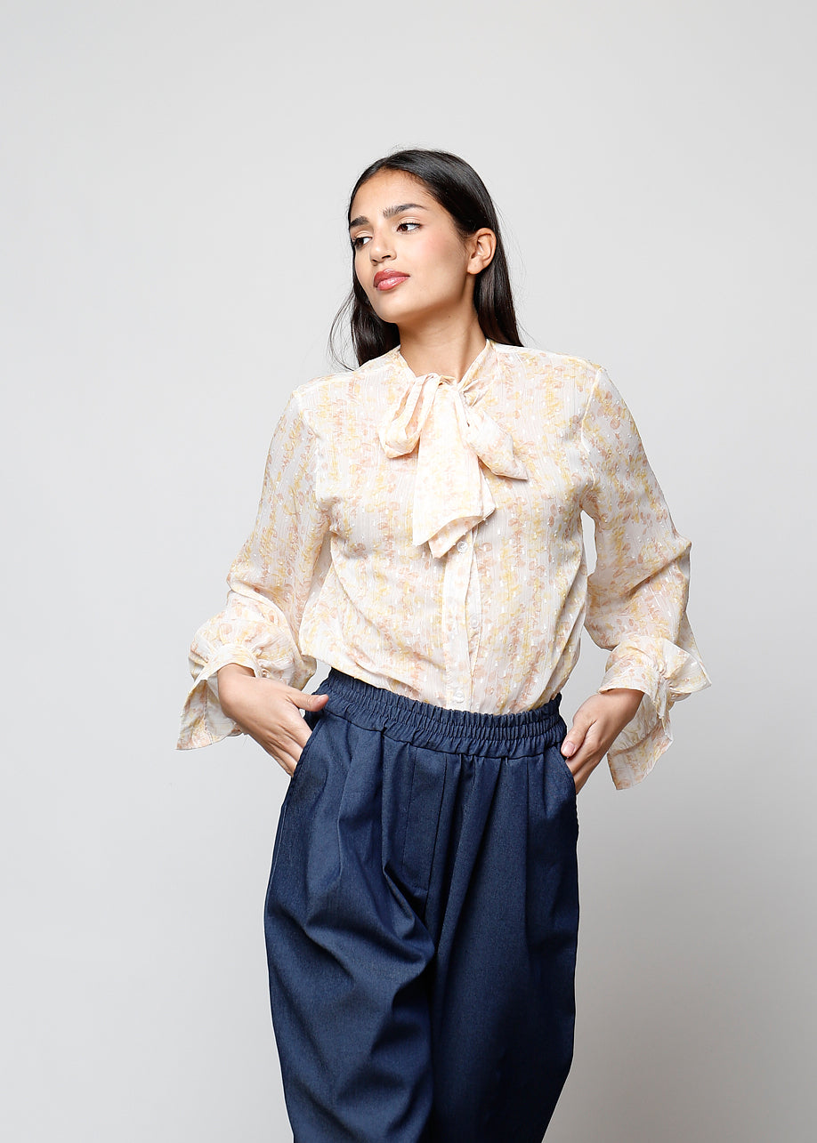 Camicia con fiocco, a manica lunga, stampa floreale con filo lurex.
