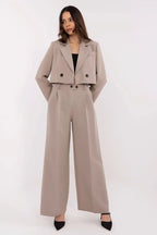 Completo da donna con giacca corta a revers e pantaloni