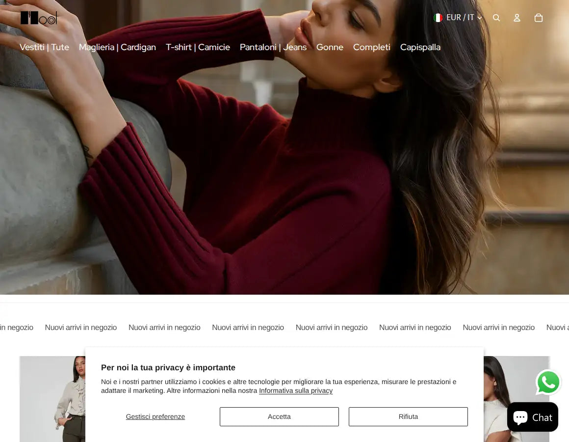 Una donna che indossa un maglione a collo alto di maglieria a coste in un ricco color bordeaux.