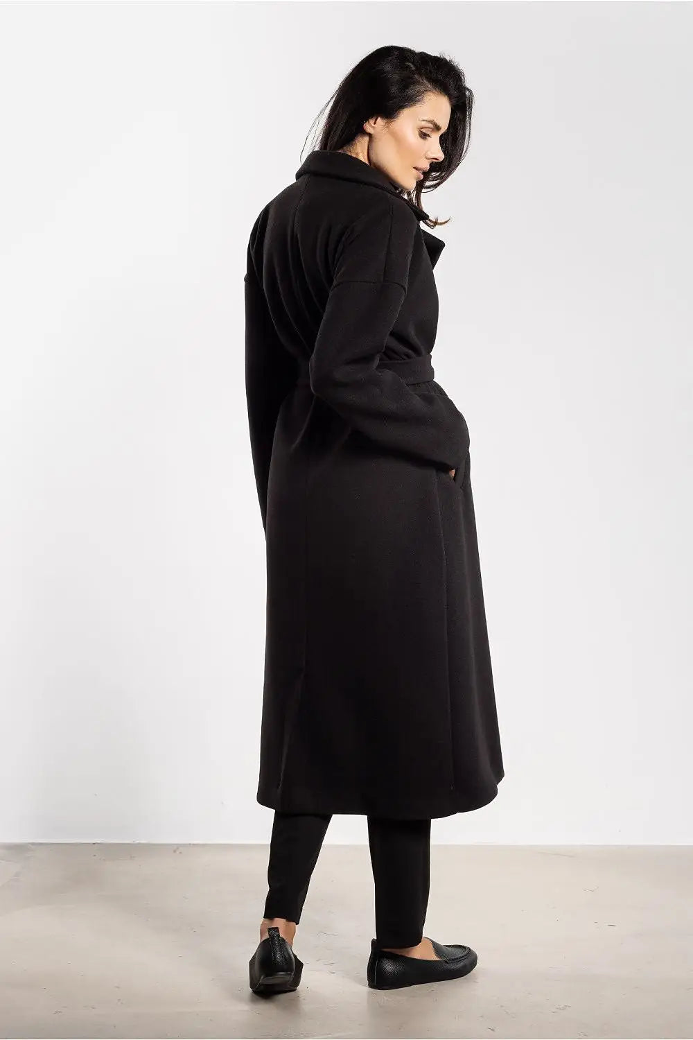 Elegante cappotto midi dal design minimalista con revers