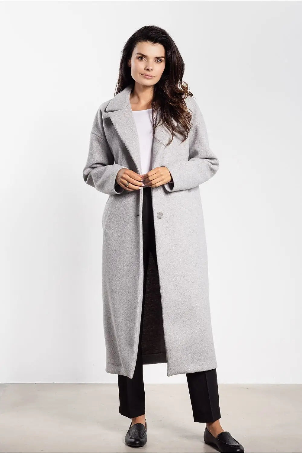 Elegante cappotto midi dal design minimalista con revers