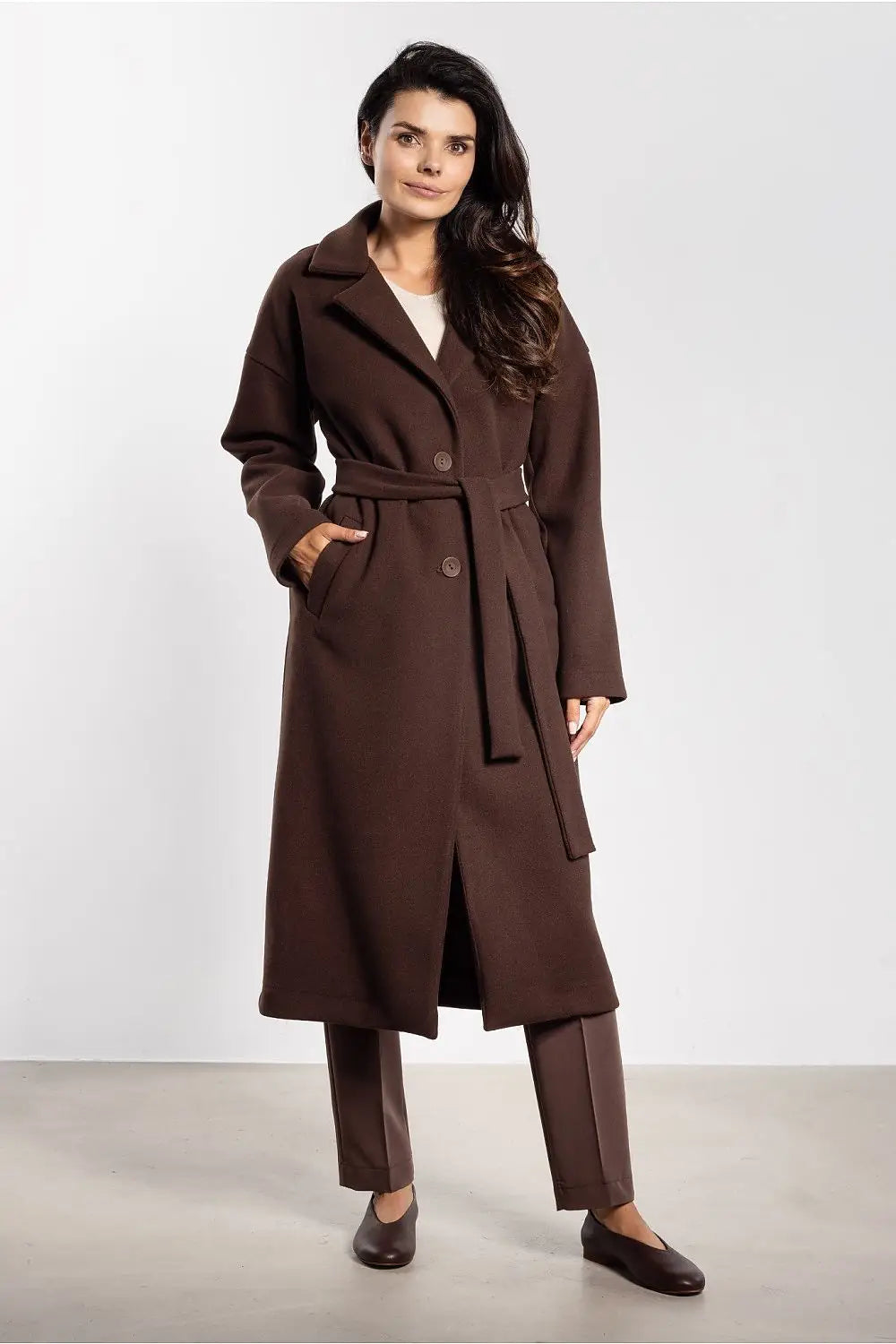 Elegante cappotto midi dal design minimalista con revers