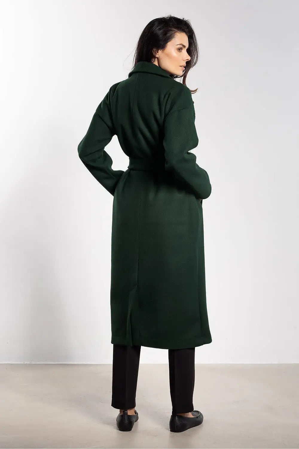 Elegante cappotto midi dal design minimalista con revers