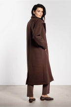 Elegante cappotto midi dal design minimalista con revers