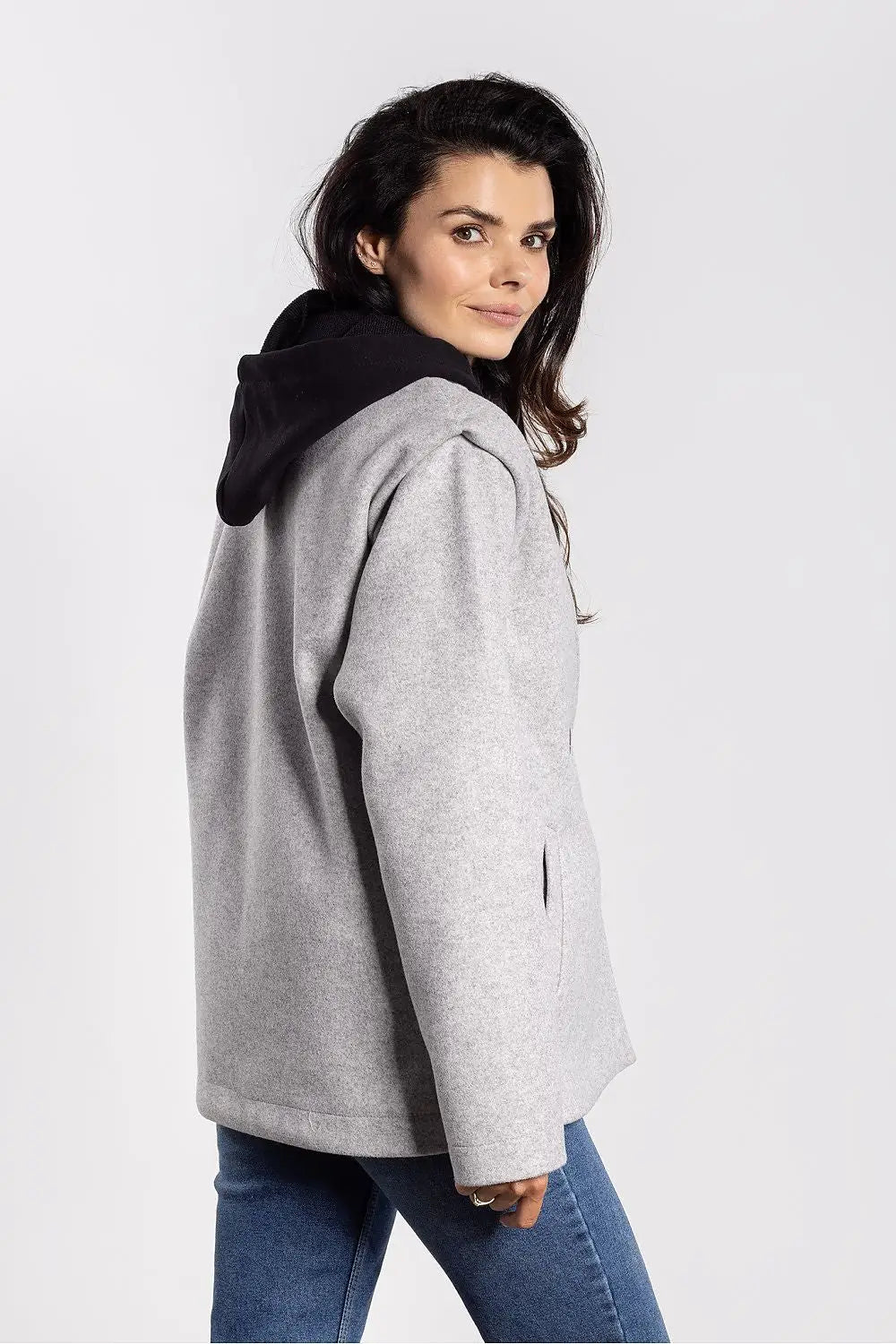 Elegante giacca con collo sciallato e chiusura a bottone