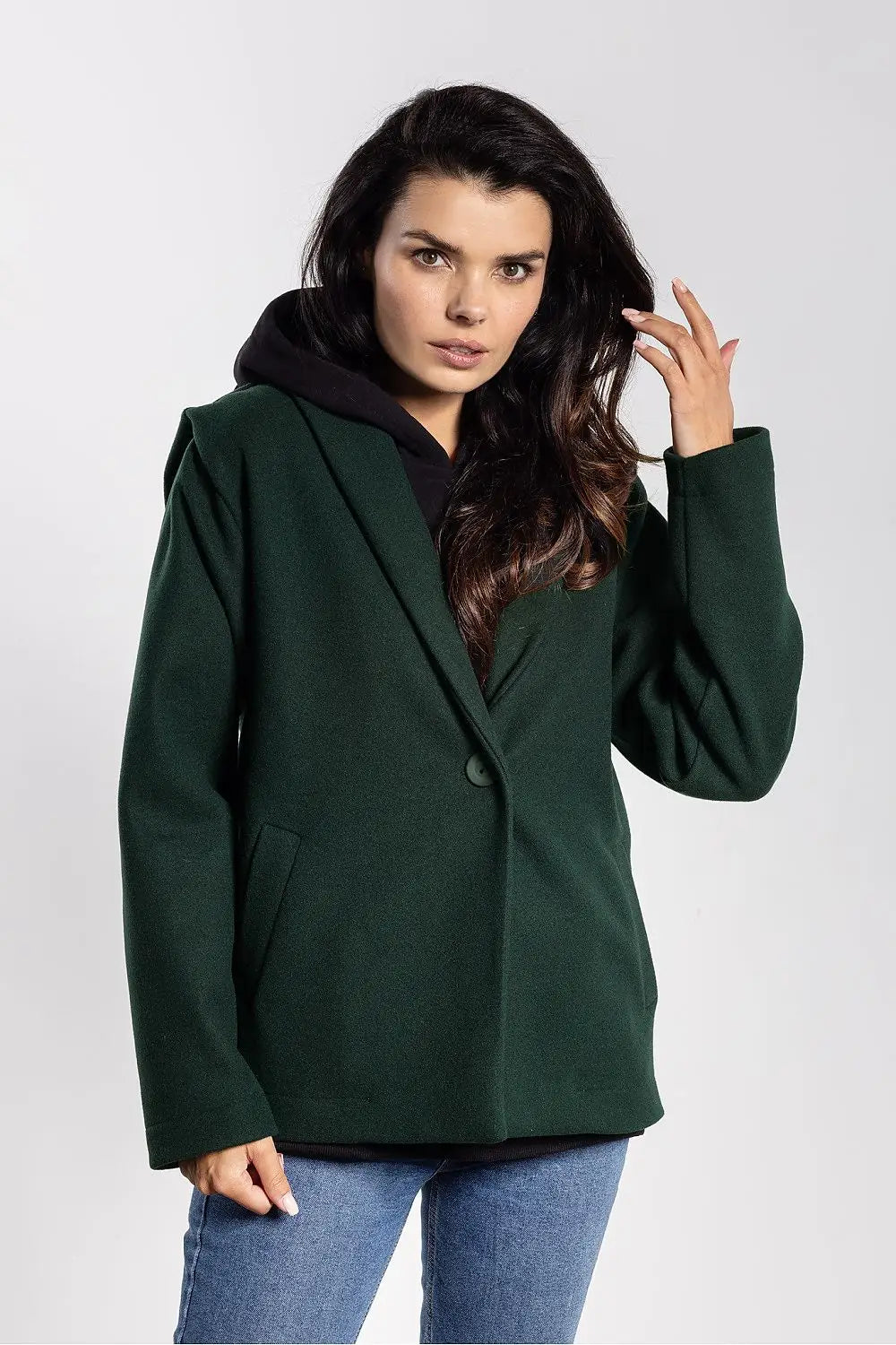 Elegante giacca con collo sciallato e chiusura a bottone