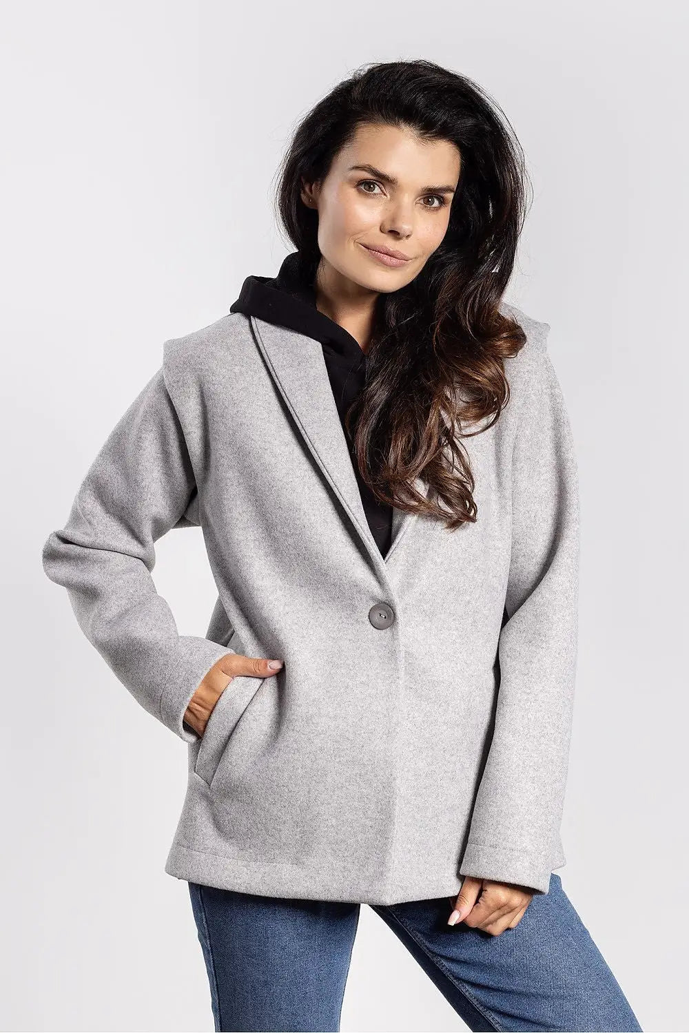 Elegante giacca con collo sciallato e chiusura a bottone