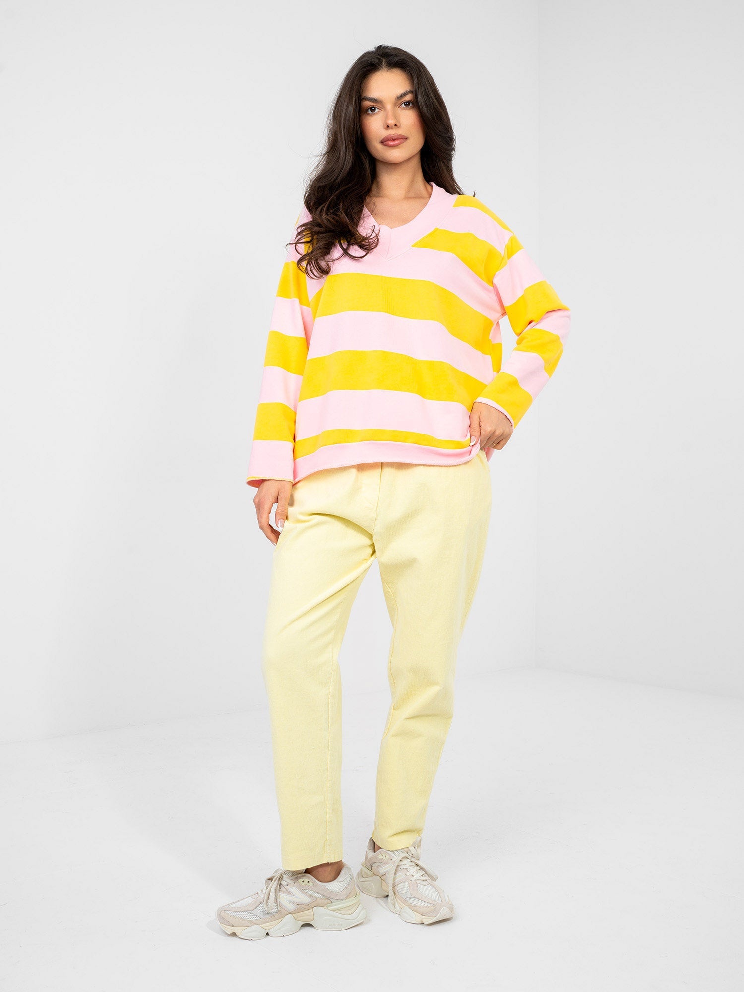 Felpa Light con Scollo a V e Motivo Strisce – Comfort Chic