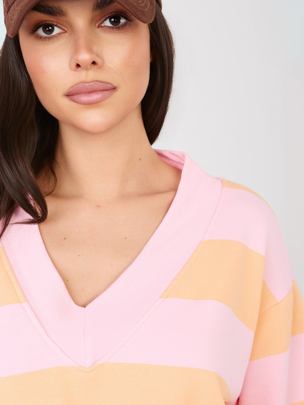 Felpa Light con Scollo a V e Motivo Strisce – Comfort Chic