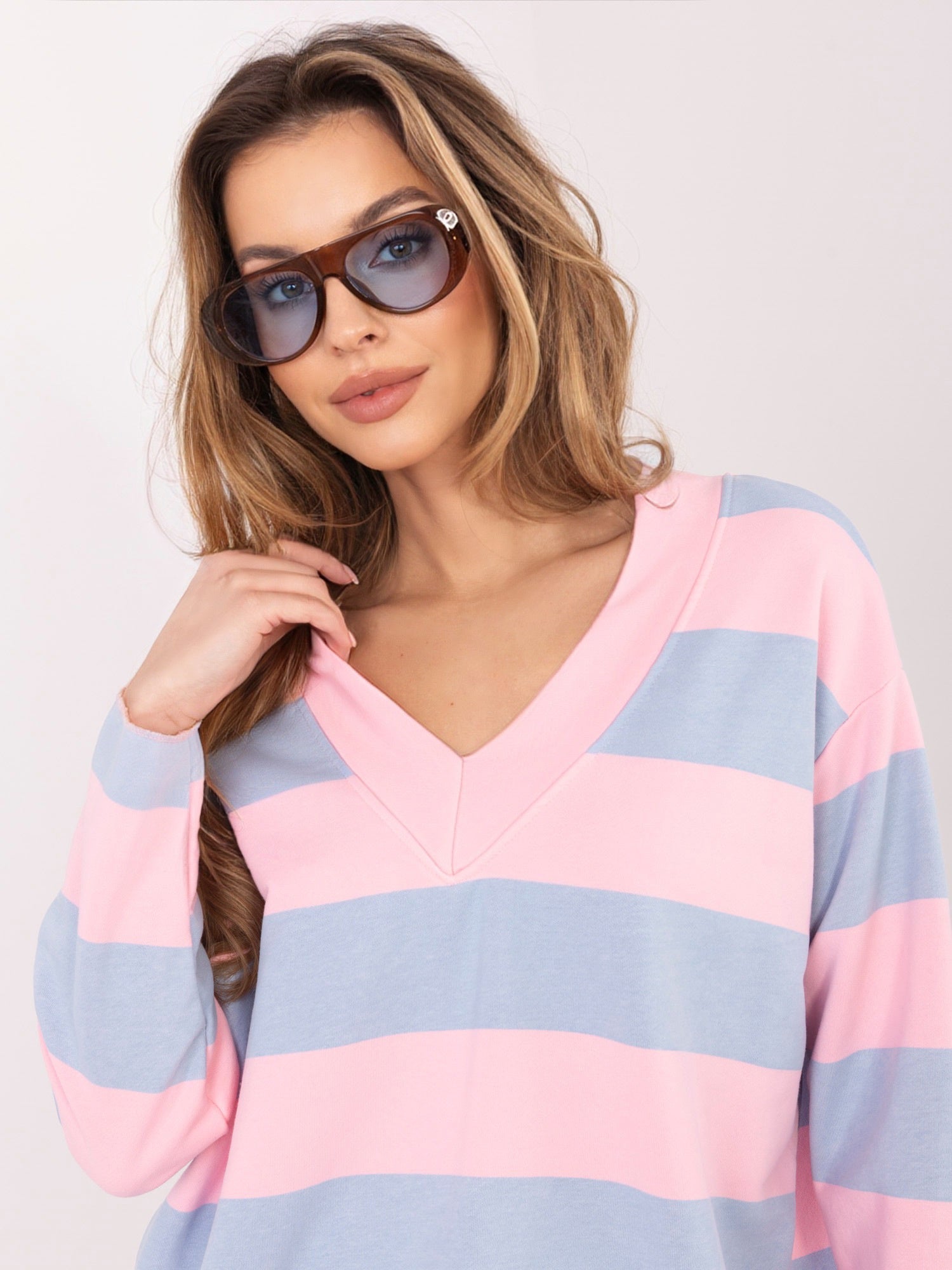 Felpa Light con Scollo a V e Motivo Strisce – Comfort Chic