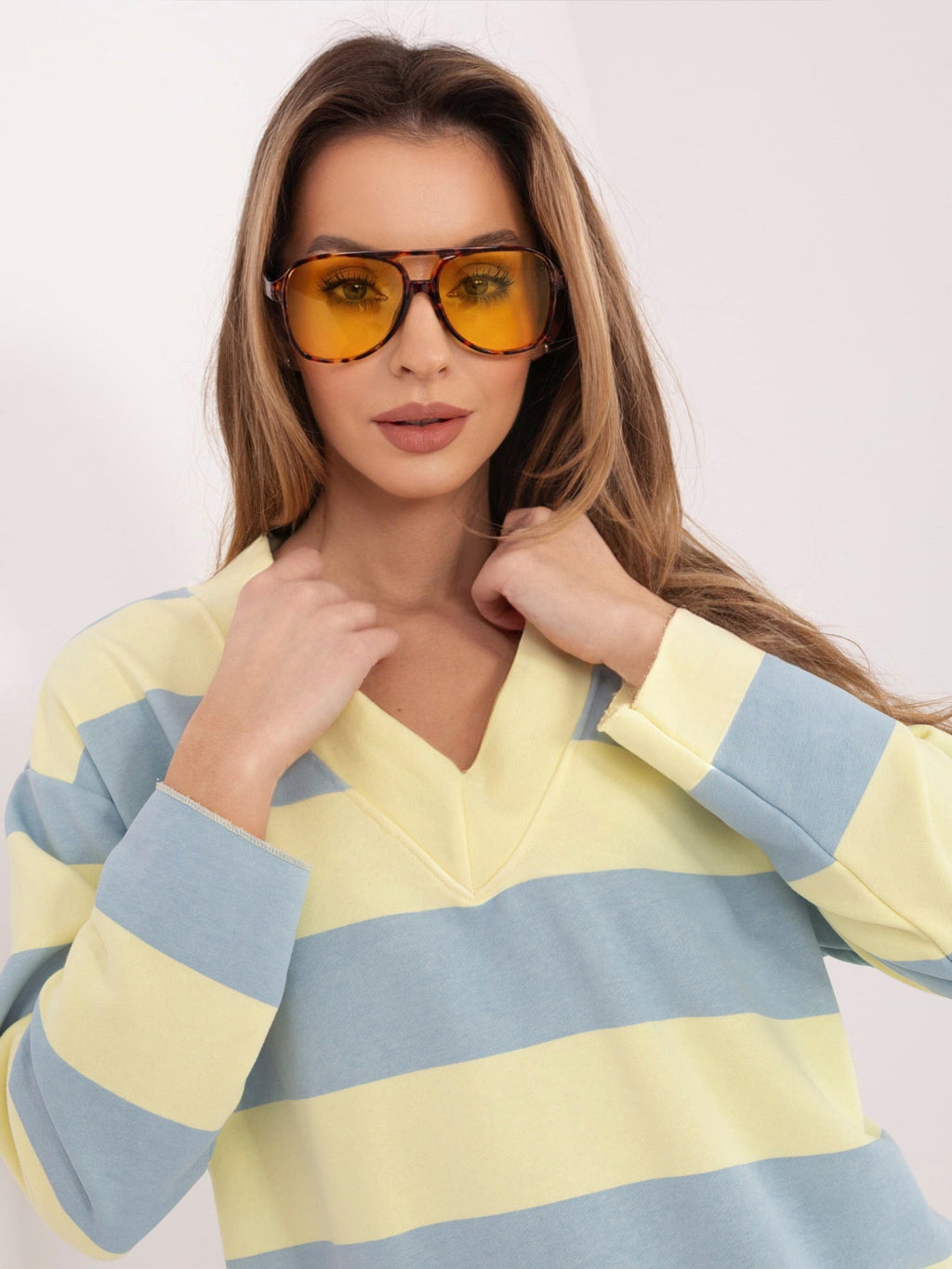 Felpa Light con Scollo a V e Motivo Strisce – Comfort Chic