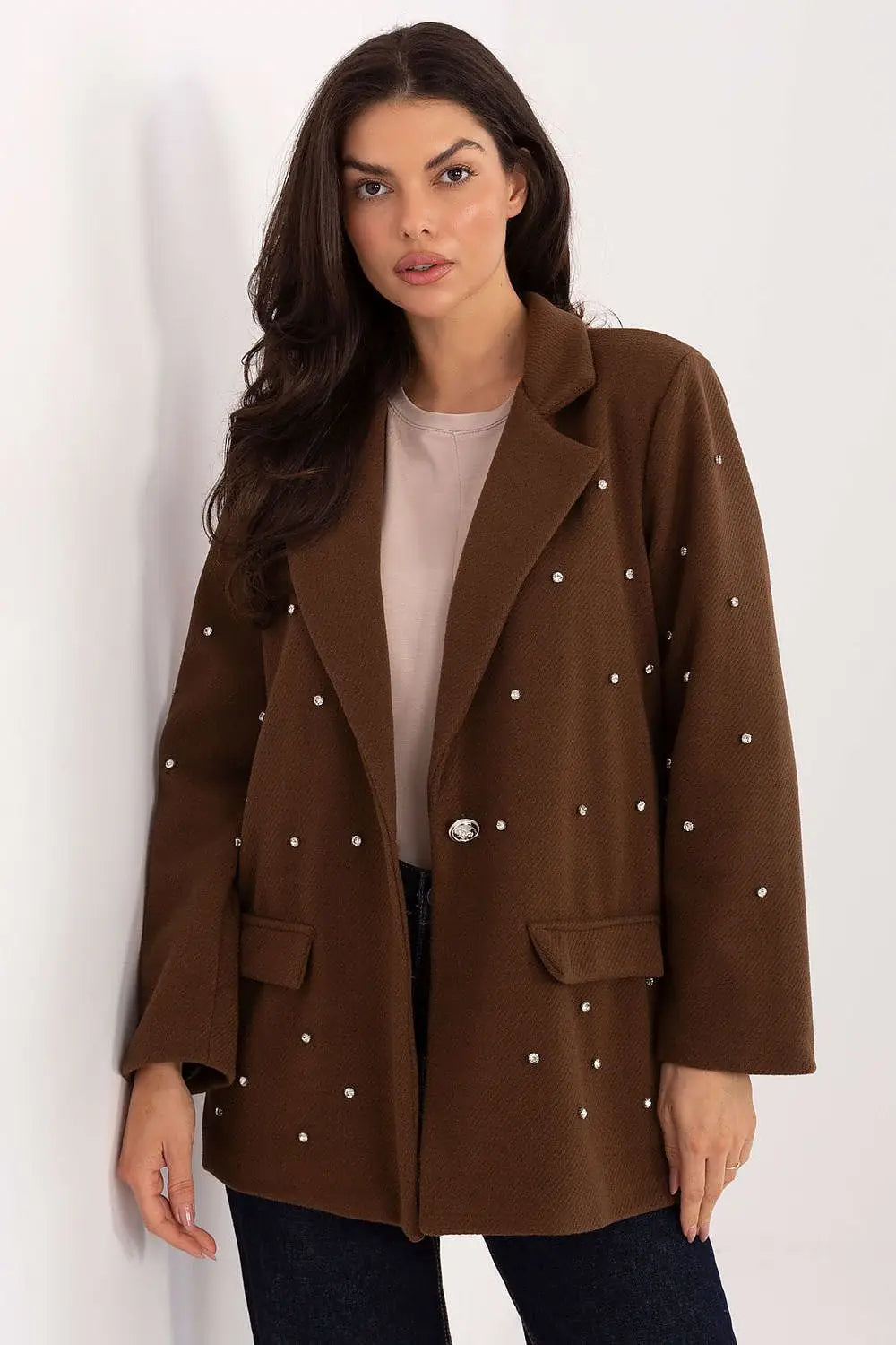 Giacca da donna con borchie brillanti sul davanti