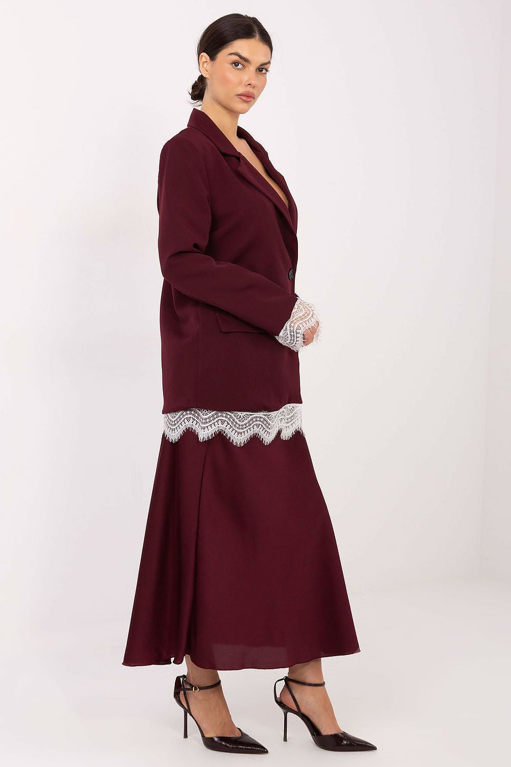 Giacca da donna con revers a punta e finiture in pizzo