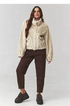 Giubbino in eco pelliccia dal design classico e raffinato