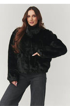 Giubbino in eco pelliccia dal design classico e raffinato