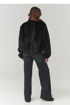 Giubbino in eco pelliccia dal design classico e raffinato