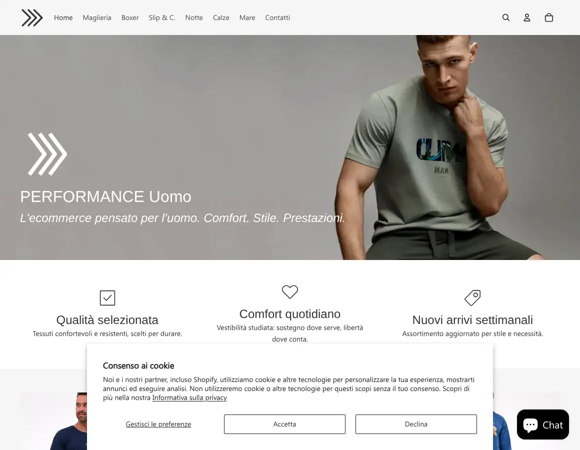 Un uomo che indossa una t-shirt grigia a maniche corte con 'cum man' stampato in lettere nere e blu.