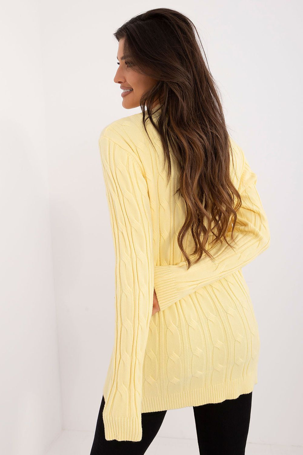 Maglione girocollo in calda viscosa con motivo a trecce