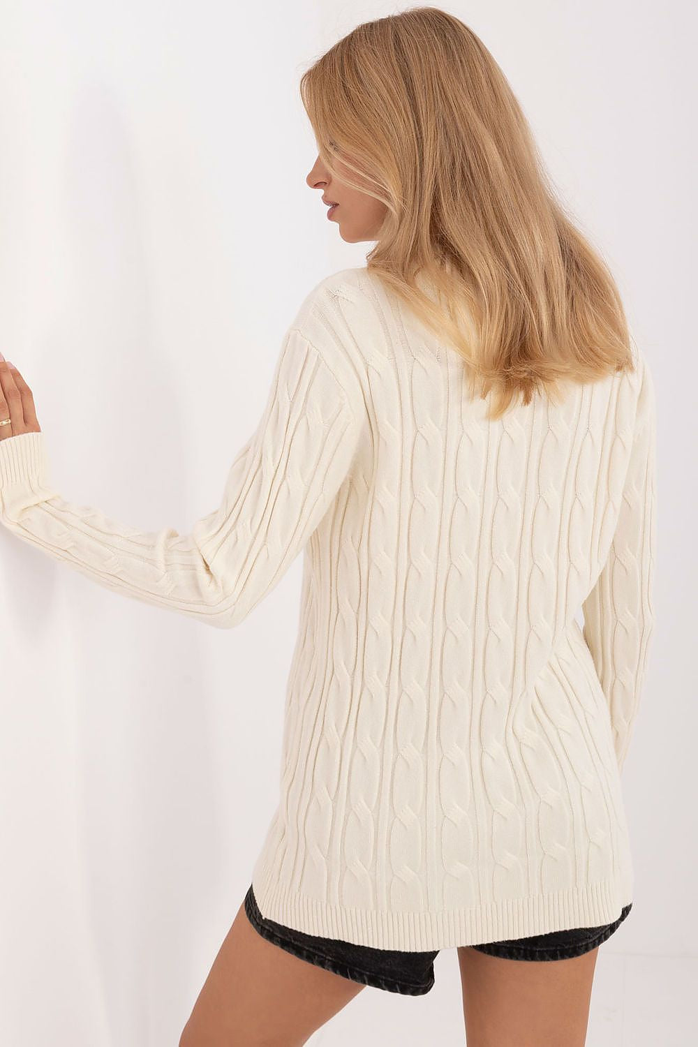 Maglione girocollo in calda viscosa con motivo a trecce