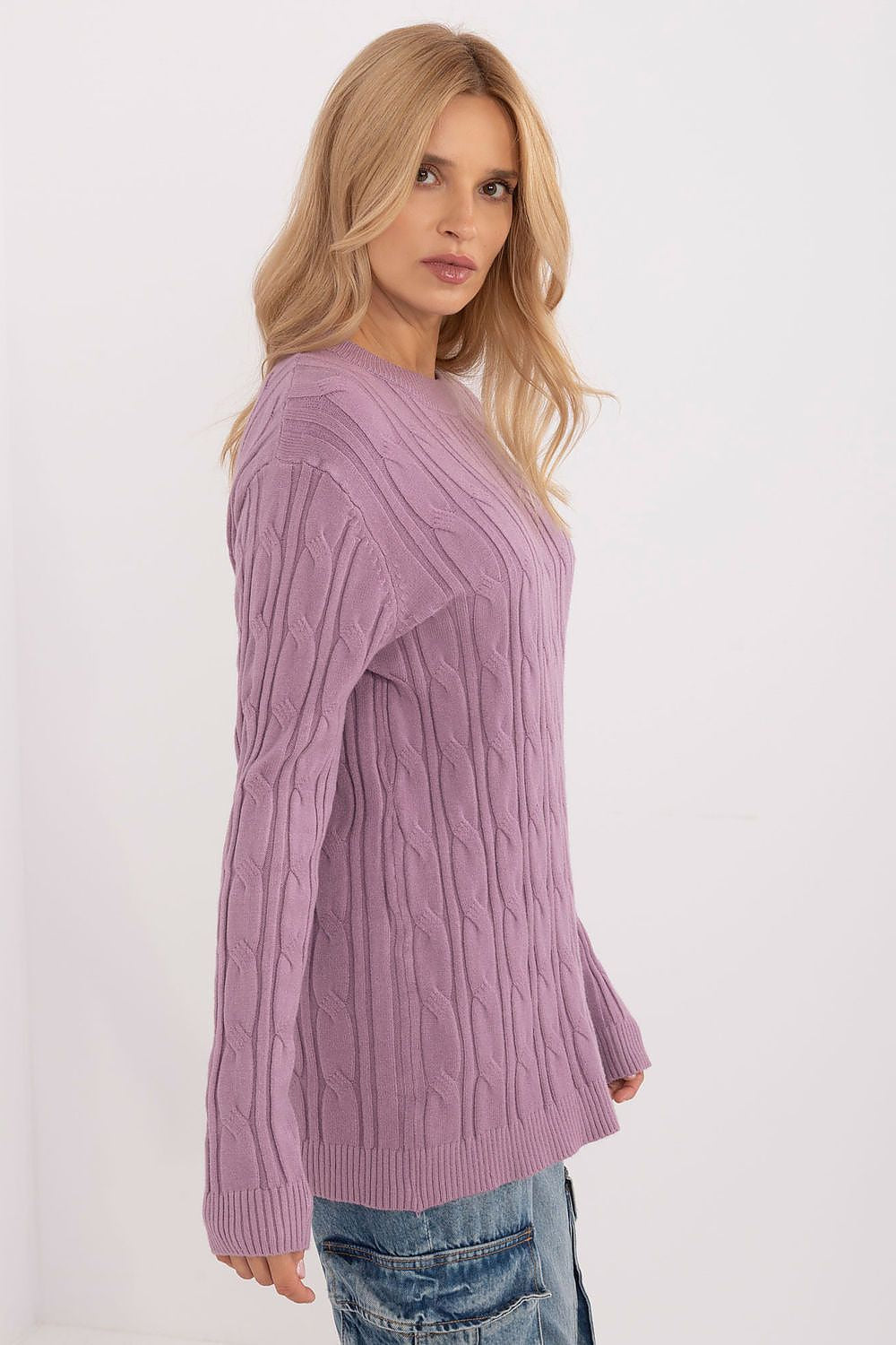 Maglione girocollo in calda viscosa con motivo a trecce