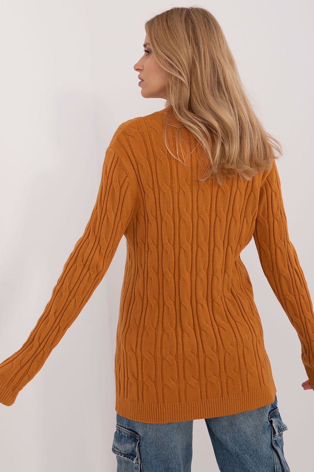 Maglione girocollo in calda viscosa con motivo a trecce