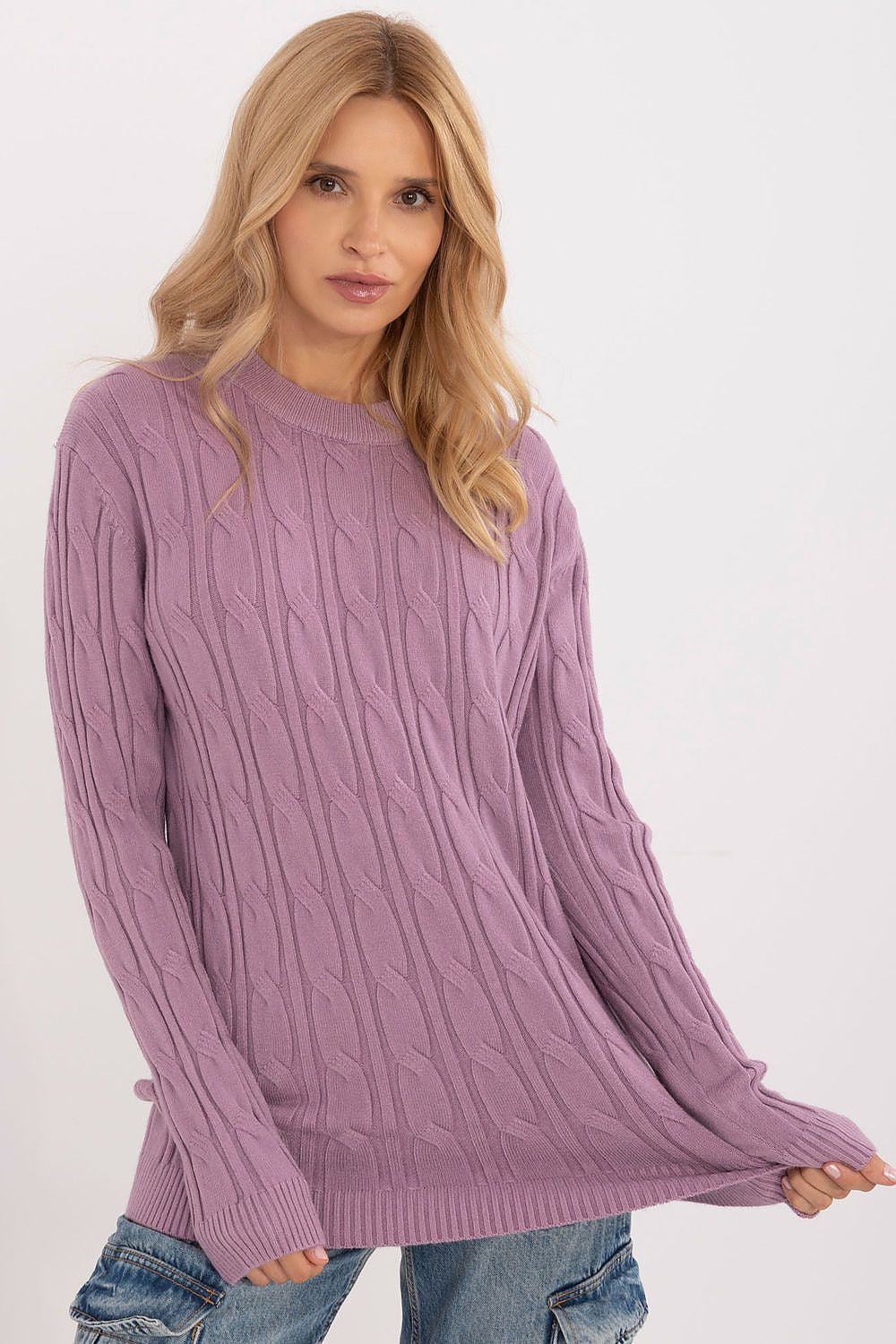 Maglione girocollo in calda viscosa con motivo a trecce
